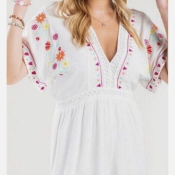 Jun & Ivy White Embroidered Floral V-Neck Short Sleeve Romper in Size Medium - Picture 1 of 16